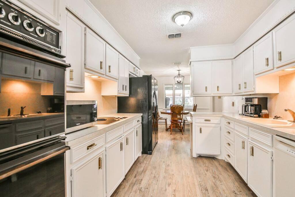 Hot Tub, Privacy, Sleeps 11 & Tons Of Space! Lubbock Esterno foto