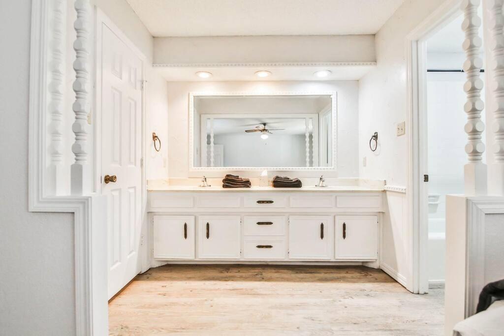 Hot Tub, Privacy, Sleeps 11 & Tons Of Space! Lubbock Esterno foto