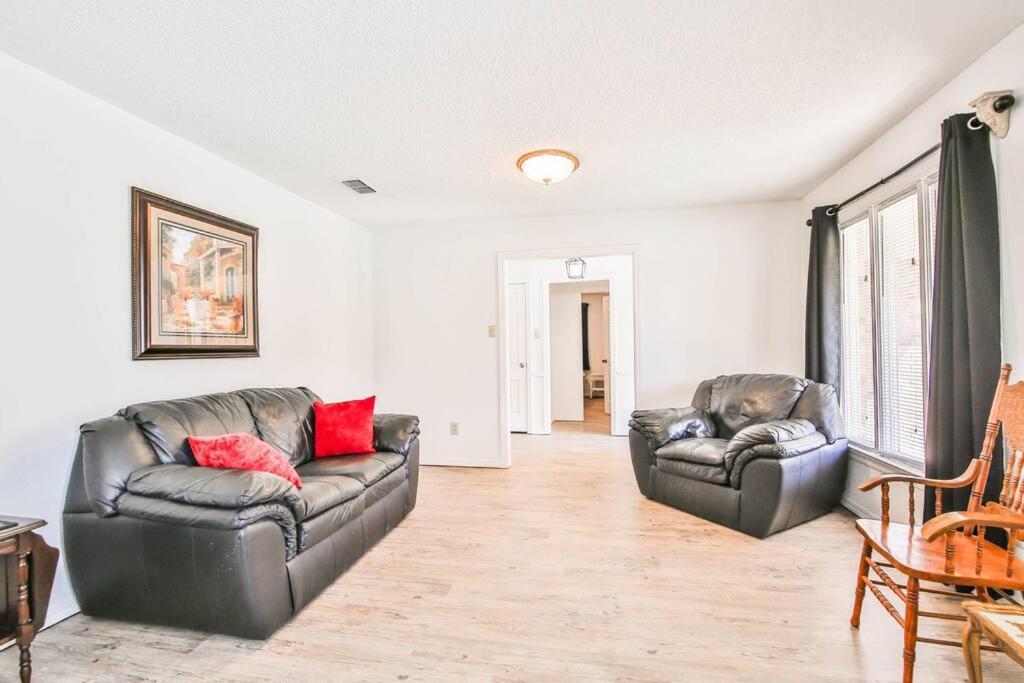 Hot Tub, Privacy, Sleeps 11 & Tons Of Space! Lubbock Esterno foto