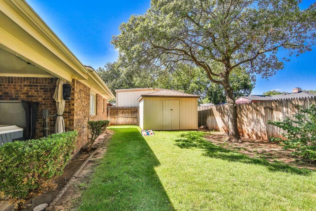 Hot Tub, Privacy, Sleeps 11 & Tons Of Space! Lubbock Esterno foto