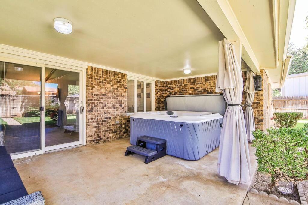 Hot Tub, Privacy, Sleeps 11 & Tons Of Space! Lubbock Esterno foto