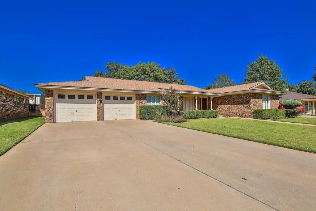 Hot Tub, Privacy, Sleeps 11 & Tons Of Space! Lubbock Esterno foto