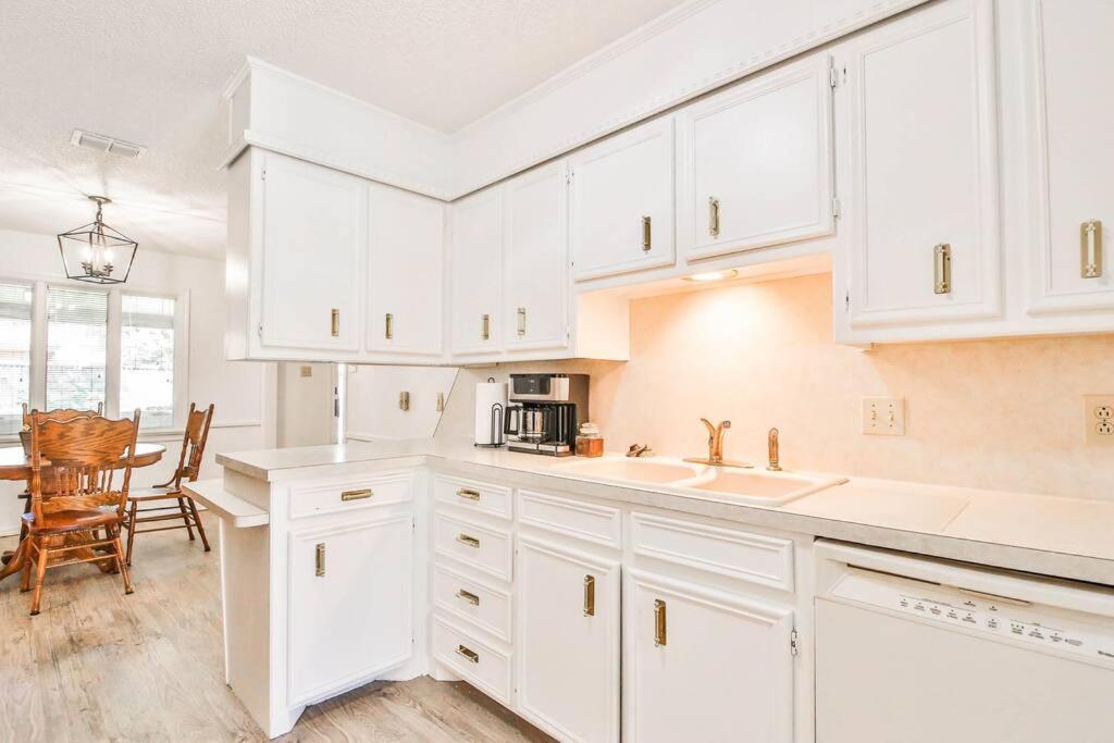 Hot Tub, Privacy, Sleeps 11 & Tons Of Space! Lubbock Esterno foto